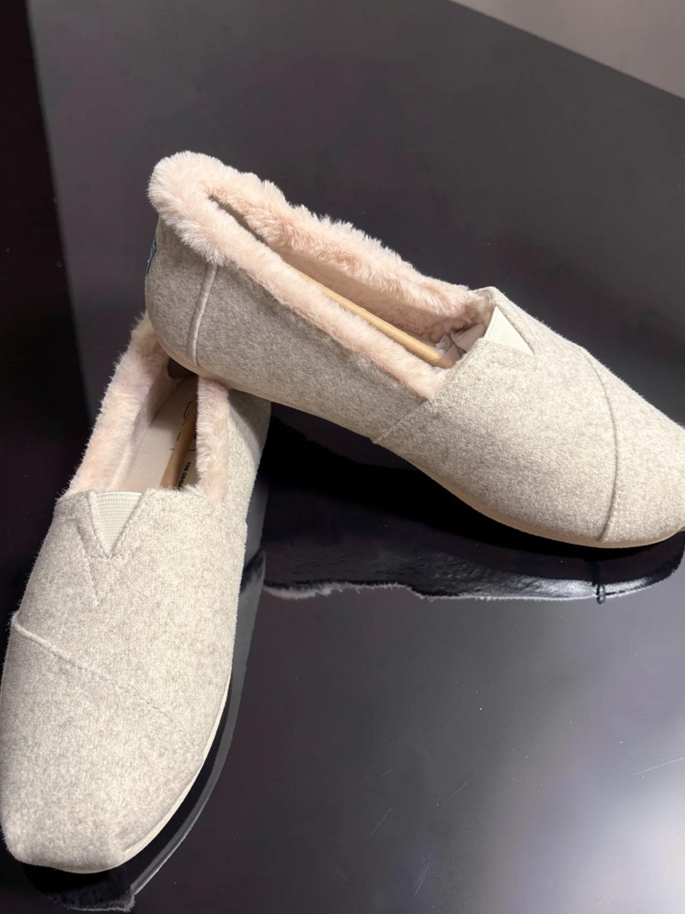 Toms Natural Two Tone Felt/Faux Fur
Size 9